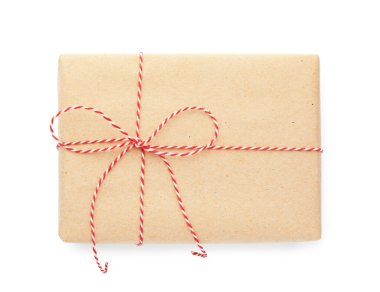 Kraft kağıdına sarılmış beyaz yay ile izole edilmiş, üst görünüm