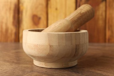 Havan topu ve tokmak ahşap masa, yakın çekim