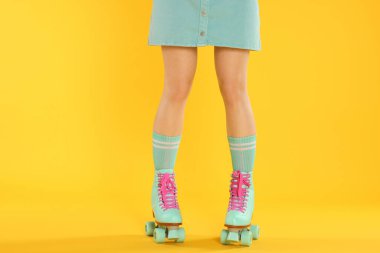 Turuncu arka planda patenli kadın, yakın plan.