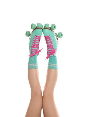 Beyaz arka planda patenli kadın, yakın plan.