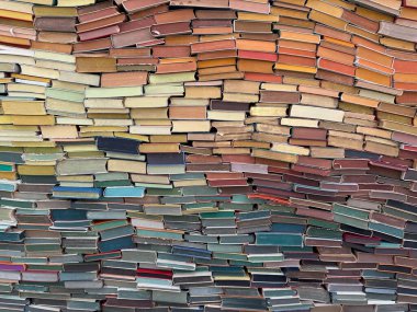 Wassenaar, Hollanda - 24 Nisan 2025: Voorlinden Müzesi 'ne birçok renkli kitap kurulumu