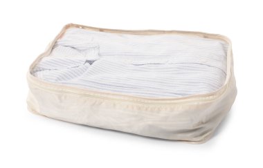 Beyaz üzerine katlanmış giysileri olan bir paket küpü.