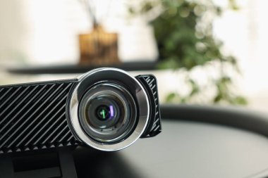 Modern video projektörü siyah masada kapalı, yakın plan