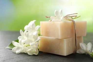 Siyah masada sabun ve yasemin çiçekleri bulanık arka planda, yakın planda