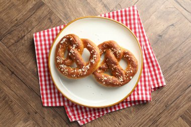 Ahşap masada tuzlu krakerler, üst manzara.