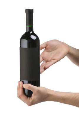 Beyaz arka planda lüks şarap şişesi tutan adam. Tasarım için model