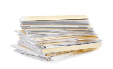 Beyaz üzerine izole edilmiş kağıtlar içeren dosya dizinleri yığını