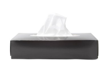 Beyaz mendillerle izole edilmiş kağıt mendillerle dolu kutu.