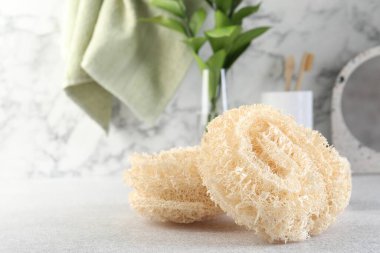 Açık gri masada farklı lif süngerleri, yakın plan. Metin için boşluk