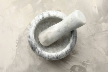 Mermer harç ve tokmak gri desenli masa, üst görünüm