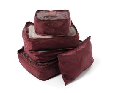 Beyaz üzerine izole edilmiş paket küpleri yığını