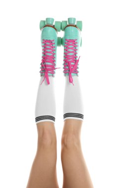 Beyaz arka planda patenli kadın, yakın plan.