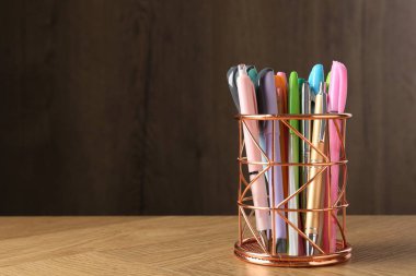 Ahşap masa üzerinde birçok farklı kalem, metin için boşluk