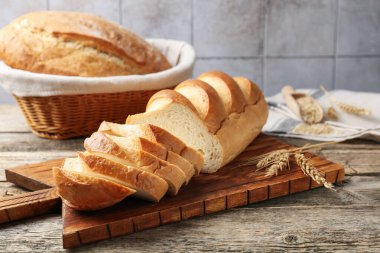 Ekmek somunu ve çivileri ahşap masada kes.