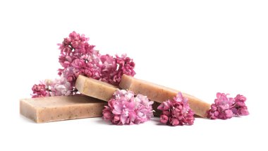 Sabun çubukları ve leylak çiçekleri izole edilmiş beyaz