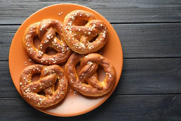 Koyu ahşap masada tuzlu krakerler, üst manzara. Metin için boşluk