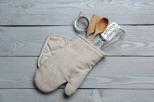 Farklı mutfak gereçleri fırın eldiveni açık gri ahşap masa, üst manzara
