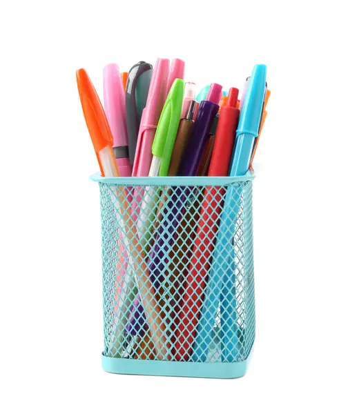 Beyaz üzerine izole edilmiş kalem tutacağındaki farklı kırtasiye