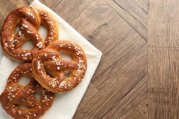 Tahta masadaki tuzlu krakerler, düz yatış. Metin için boşluk