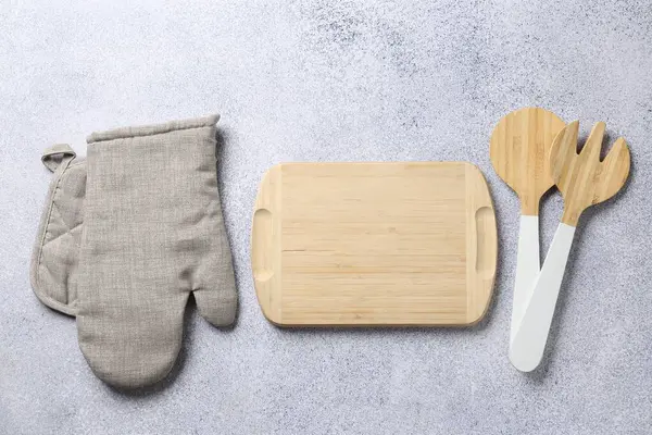 Aydınlık masada farklı mutfak gereçleri var.