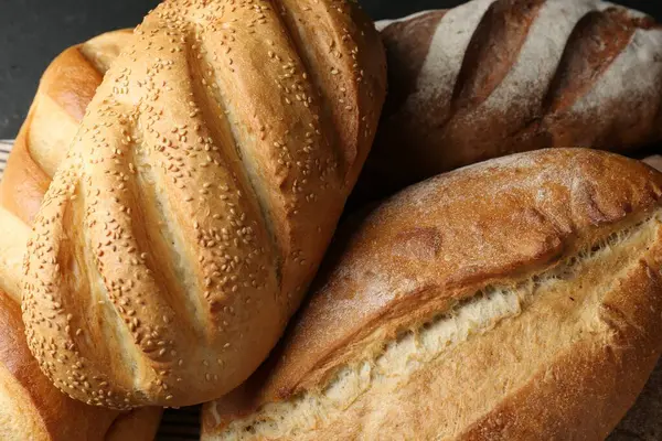 Masada bir sürü farklı somun ekmek var.