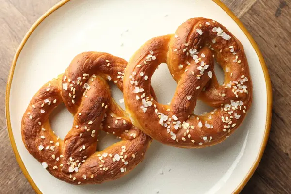 Ahşap masada tuzlu krakerler, üst manzara.