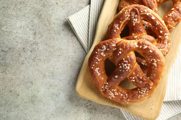Gri masadaki tuzlu krakerler, üst manzara. Metin için boşluk