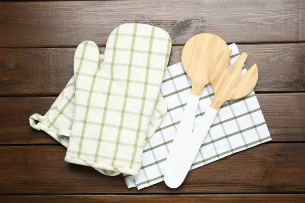 Ahşap masa üzerinde farklı mutfak aletleri, düz yatıyordu.