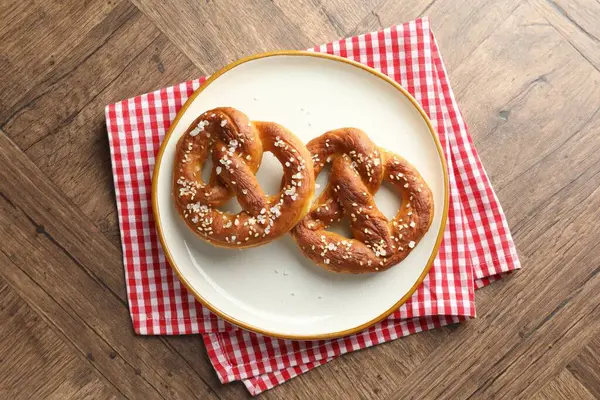 Ahşap masada tuzlu krakerler, üst manzara.