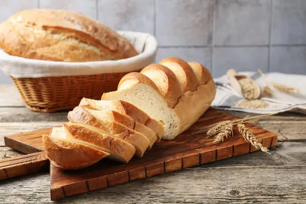 Ekmek somunu ve çivileri ahşap masada kes.