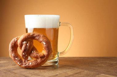 Lezzetli kraker ve ahşap masada cam bardak bej renkli arka planda, yakın plan. Metin için boşluk