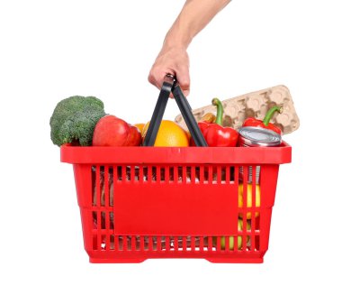 Beyaz arka planda farklı ürünleri olan alışveriş sepeti tutan adam, yakın plan.