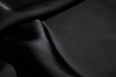 Arkaplan olarak buruşmuş siyah ipek kumaş, yakın plan