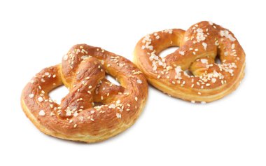 Lezzetli tuzlu krakerler beyaz üzerine izole edilmiş.