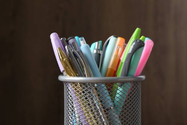 Bulanık arkaplanda tutulan birçok farklı kalem, yakın plan