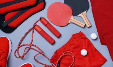 Gri arka planda spor giyimli düz konum