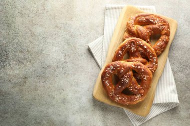Gri masadaki tuzlu krakerler, üst manzara. Metin için boşluk