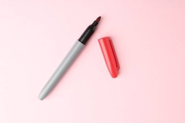 Açık pembe arkaplanda bir kırmızı işaret, üst görünümde.