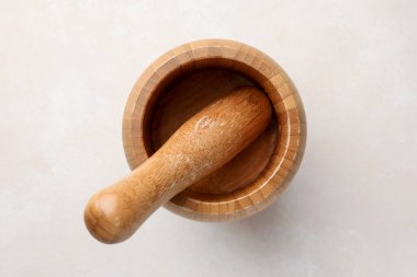 Tahta havan ve tokmak beyaz masa, üst manzara