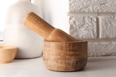 Beyaz masa üzerinde ahşap havan ve tokmak yakın çekim