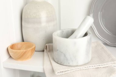 Beyaz masa üzerinde mermer harç ve tokmak kapalı, yakın çekim