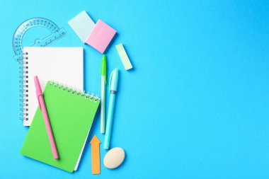 Açık mavi zemin üzerine kalem ve diğer kırtasiye malzemeleri, düz yatıyordu. Metin için boşluk