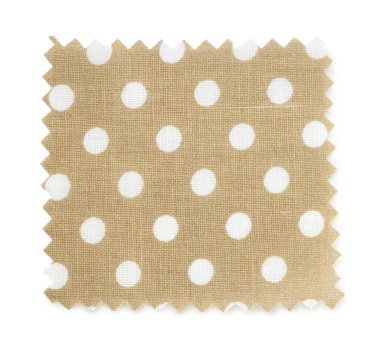 Beyaz üzerinde izole edilmiş benek desenli bej kumaş örneği.