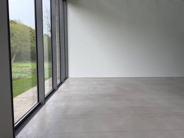 Panoramik pencereli ve gri zeminli boş oda