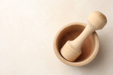 Tahta havan ve tokmak beyaz masa, üst manzara. Metin için boşluk