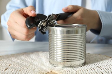 Kadın konserve açacağıyla konserve açıyor, yakın plan.