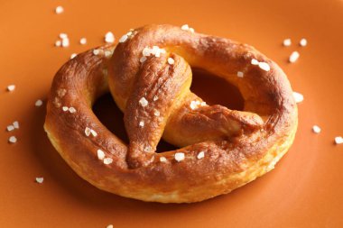 Tabakta tuz olan lezzetli krakerler, yakın plan.