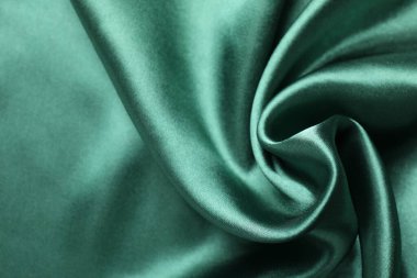 Arkaplan olarak buruşmuş yeşil ipek kumaş, yakın plan