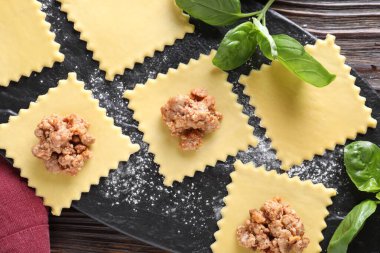 Tahta masada mantı bolonez yapmak, düz uzanmak.