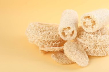 Bej arka planda farklı lif süngerleri, yakın plan. Metin için boşluk